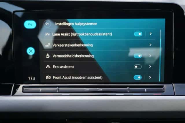 Volkswagen Golf (2022) thumbnail 42
