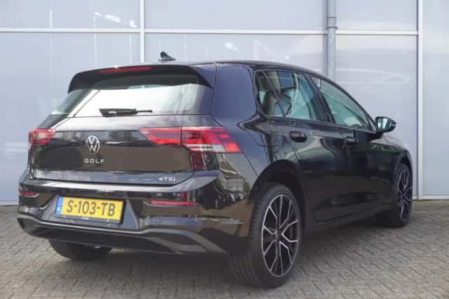 Volkswagen Golf (2023) thumbnail 2