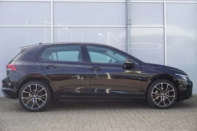 Volkswagen Golf (2023) thumbnail 3