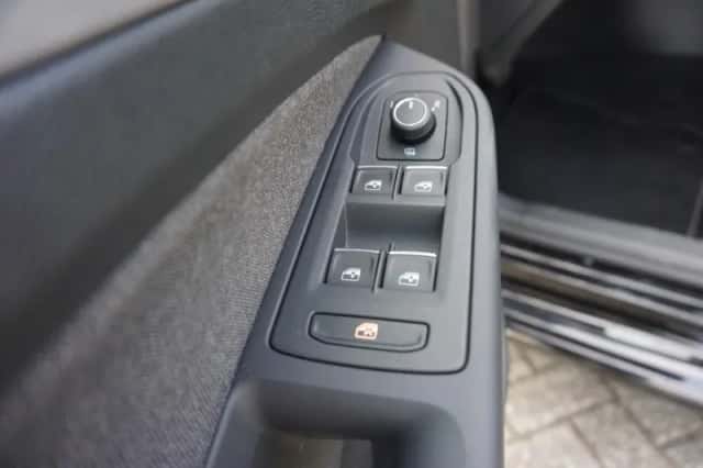 Volkswagen Golf (2023) thumbnail 33