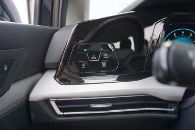 Volkswagen Golf (2023) thumbnail 35