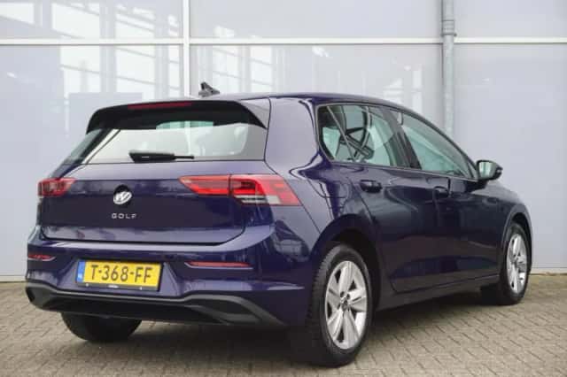 Volkswagen Golf (2023) thumbnail 2