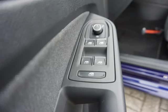 Volkswagen Golf (2023) thumbnail 35