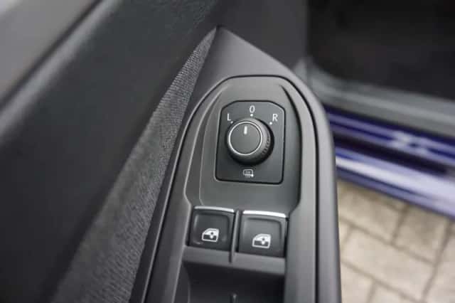 Volkswagen Golf (2023) thumbnail 36