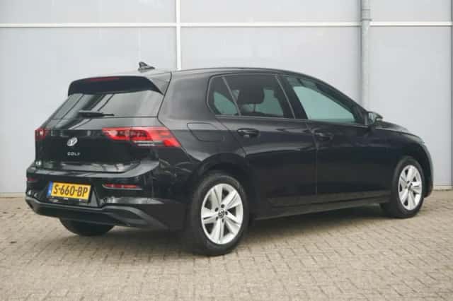 Volkswagen Golf (2023) thumbnail 2