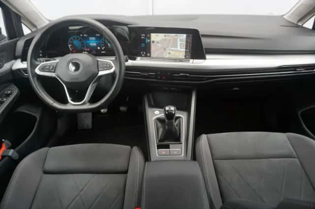 Volkswagen Golf (2023) thumbnail 5