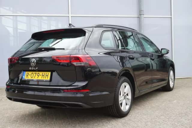 Volkswagen Golf (2022) thumbnail 2