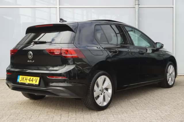 Volkswagen Golf (2025) thumbnail 2