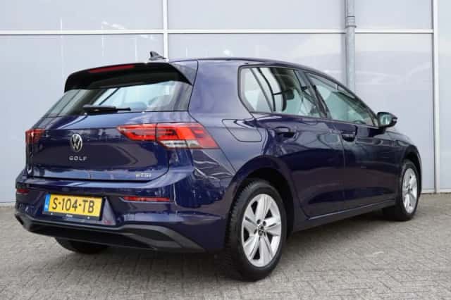 Volkswagen Golf (2023) thumbnail 2