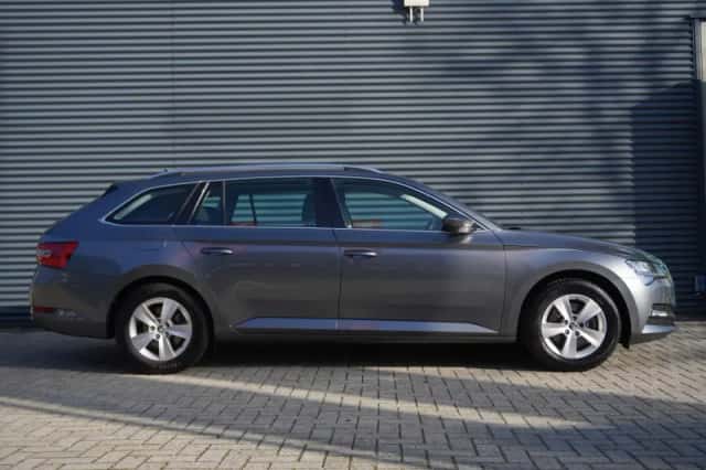 Škoda Superb (2023) thumbnail 3