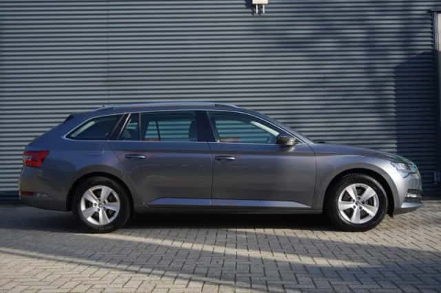 Škoda Superb (2023) thumbnail 3