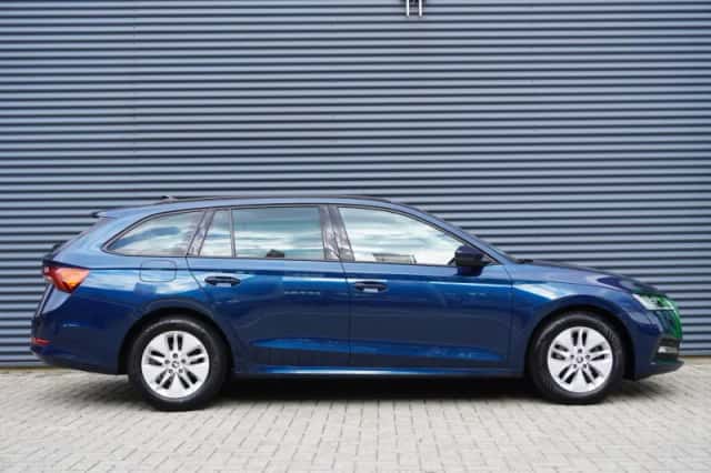 Škoda Octavia (2023) thumbnail 3