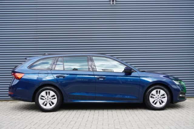 Škoda Octavia (2023) thumbnail 3