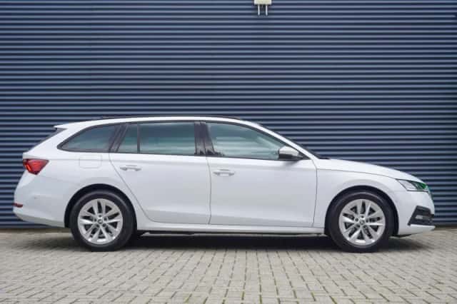 Škoda Octavia (2023) thumbnail 3