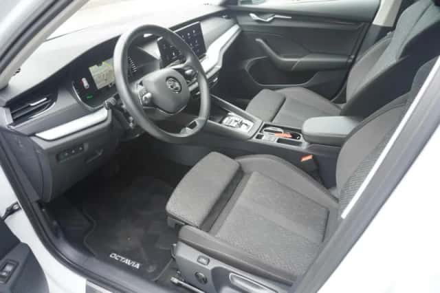 Škoda Octavia (2023) thumbnail 4