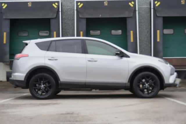 Toyota RAV4 (2018) thumbnail 3