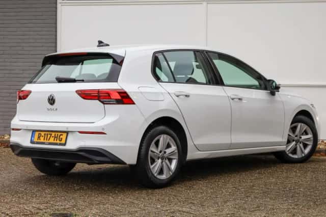 Volkswagen Golf (2022) thumbnail 2