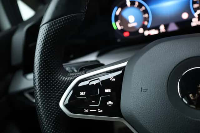 Volkswagen Golf (2022) thumbnail 23