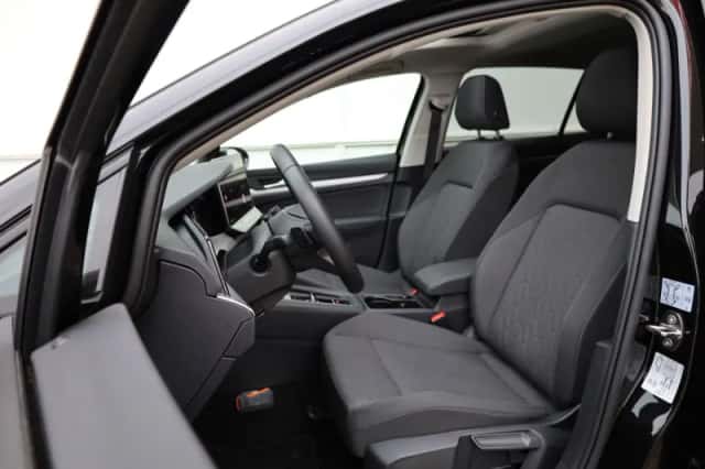 Volkswagen Golf (2025) thumbnail 4