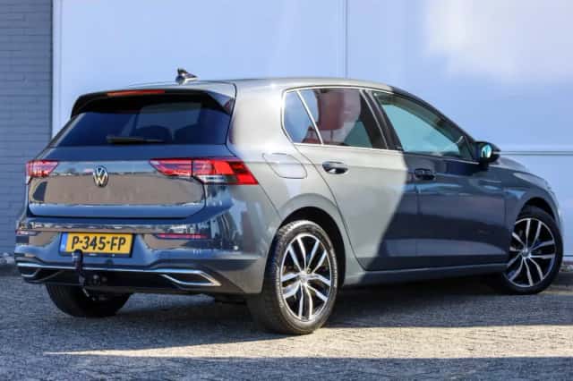 Volkswagen Golf (2021) thumbnail 2