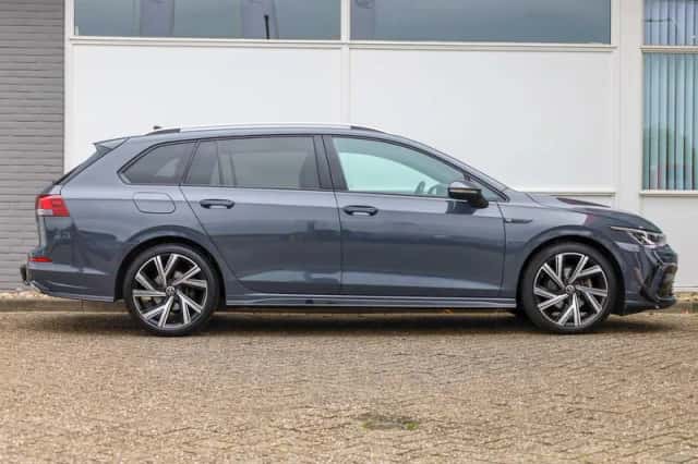 Volkswagen Golf (2023) thumbnail 3