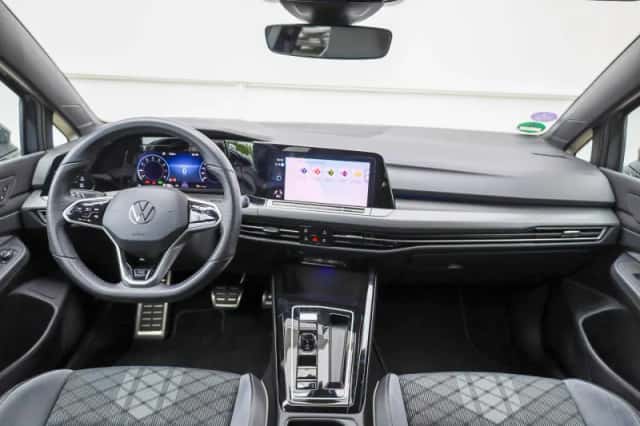 Volkswagen Golf (2023) thumbnail 5