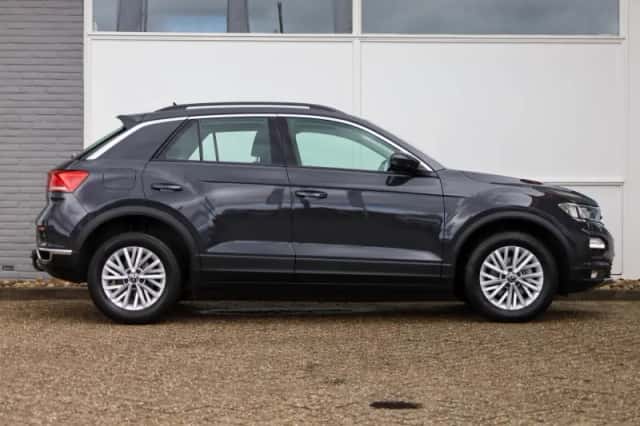 Volkswagen T-Roc (2021) thumbnail 3