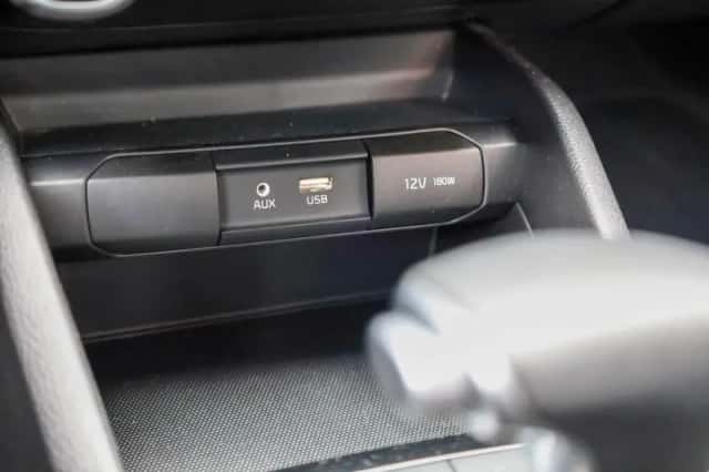 Kia Stonic (2019) thumbnail 27