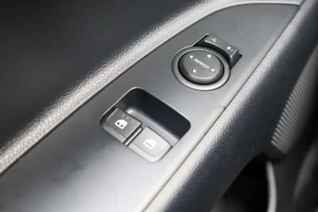 Kia Stonic (2019) thumbnail 29