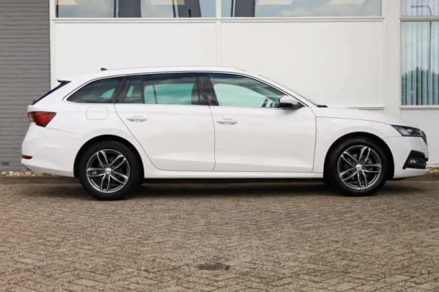 Škoda Octavia (2022) thumbnail 3