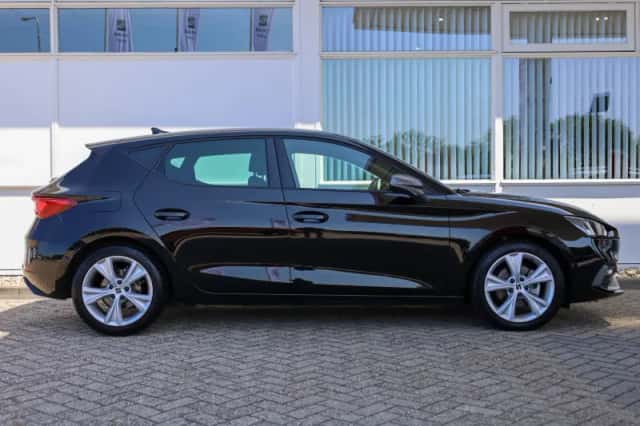 SEAT Leon (2023) thumbnail 3