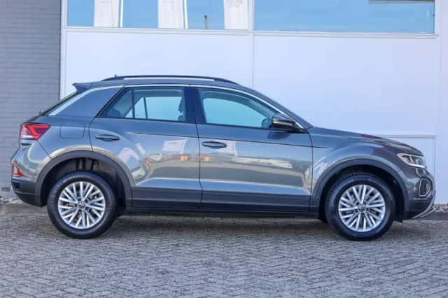 Volkswagen T-Roc (2023) thumbnail 3
