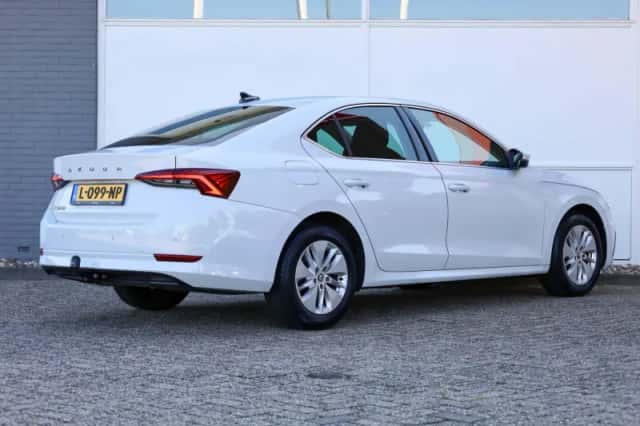 Škoda Octavia (2021) thumbnail 2
