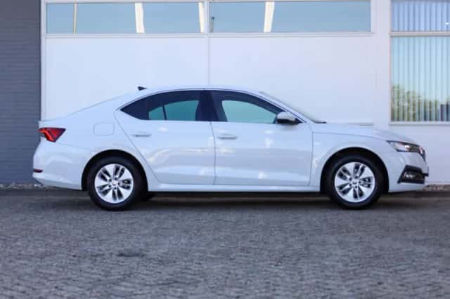 Škoda Octavia (2021) thumbnail 3