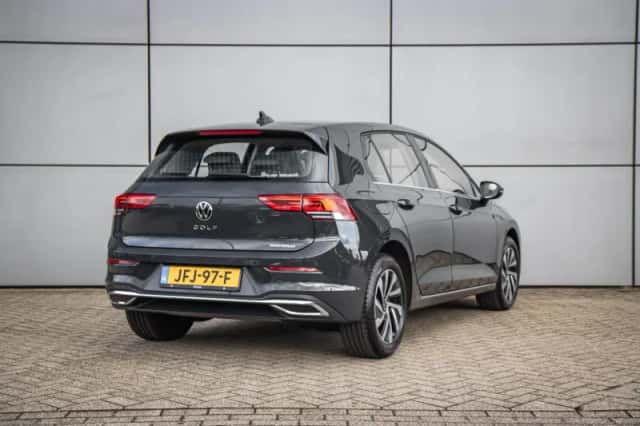 Volkswagen Golf (2022) thumbnail 2