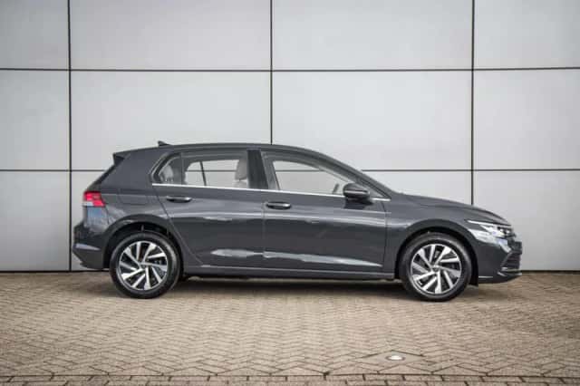 Volkswagen Golf (2022) thumbnail 3