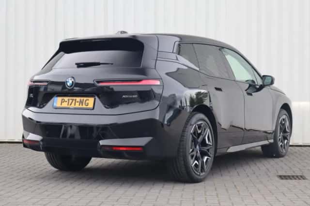 BMW iX (2022) thumbnail 2