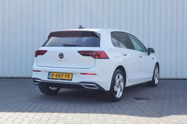 Volkswagen Golf (2021) thumbnail 2