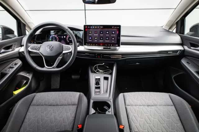 Volkswagen Golf (2025) thumbnail 5