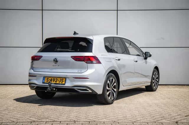 Volkswagen Golf (2022) thumbnail 2