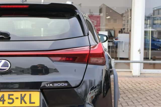 Lexus UX (2020) thumbnail 13