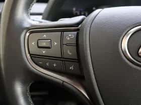 Lexus UX (2020) thumbnail 26