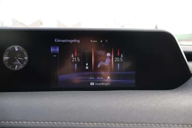 Lexus UX (2020) thumbnail 30