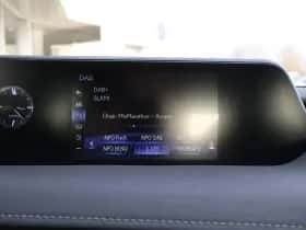 Lexus UX (2020) thumbnail 31