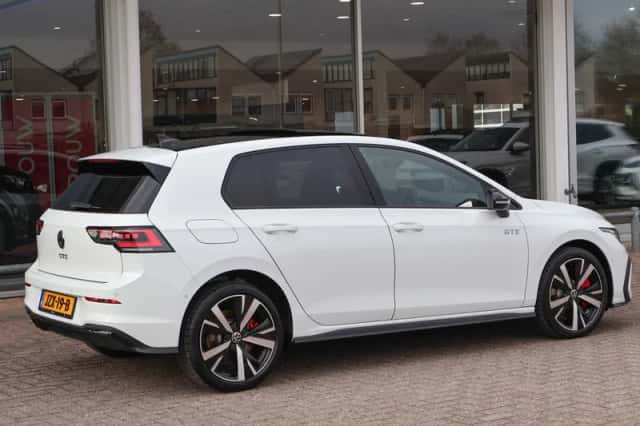 Volkswagen Golf (2025) thumbnail 2