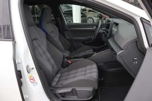 Volkswagen Golf (2025) thumbnail 4