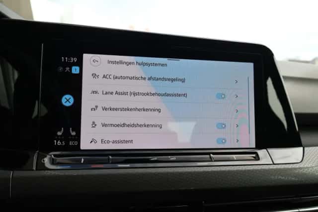 Volkswagen Golf (2022) thumbnail 38