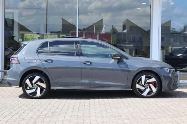 Volkswagen Golf (2025) thumbnail 3