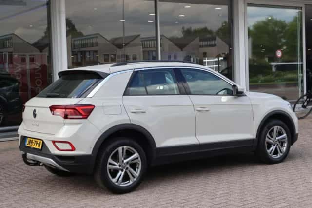 Volkswagen T-Roc (2024) thumbnail 2