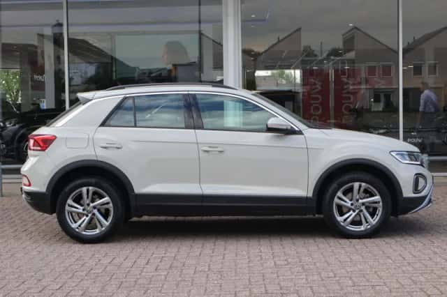 Volkswagen T-Roc (2024) thumbnail 3